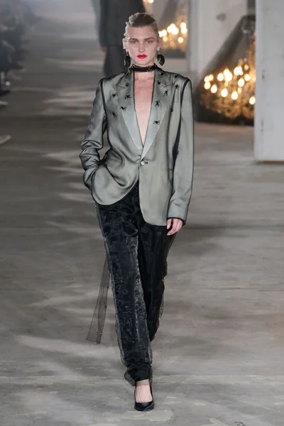 Look 10